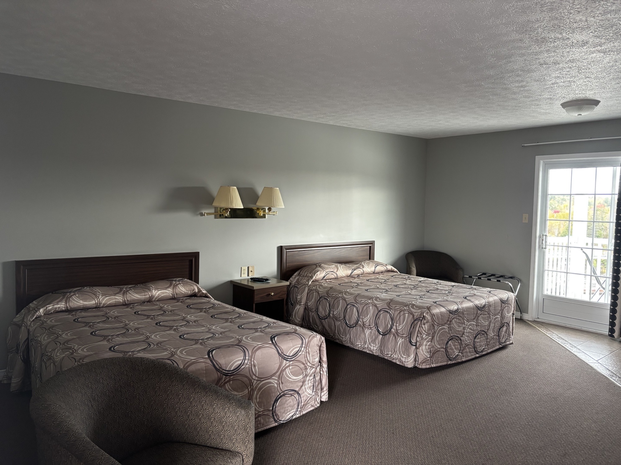 Second Floor 2 Queen with Private Balcony Facing River